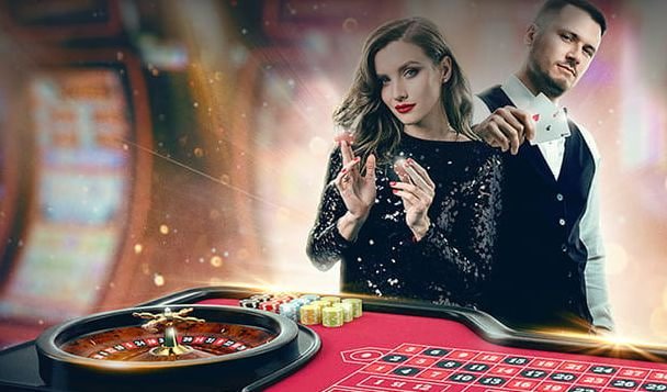 Ilustrasi keamanan data digital dengan gembok dan ekran kode enkripsi